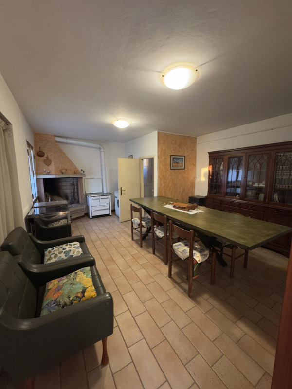 COMPOSIZIONE:
Proponiamo porzione di bifamiliare rivolta verso un'ampia zona verde con cortile e ...