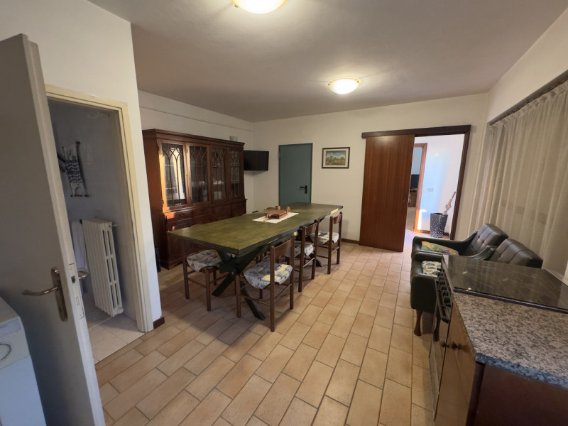 COMPOSIZIONE:
Proponiamo porzione di bifamiliare rivolta verso un'ampia zona verde con cortile e ...