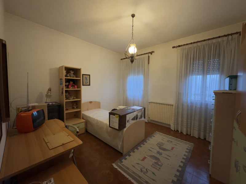 COMPOSIZIONE:
Proponiamo porzione di bifamiliare rivolta verso un'ampia zona verde con cortile e ...