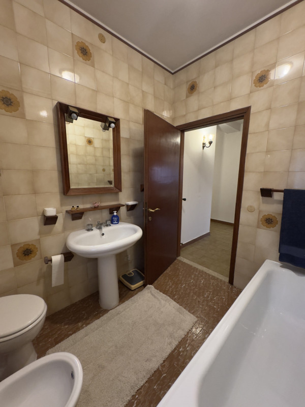 COMPOSIZIONE:
Proponiamo porzione di bifamiliare rivolta verso un'ampia zona verde con cortile e ...