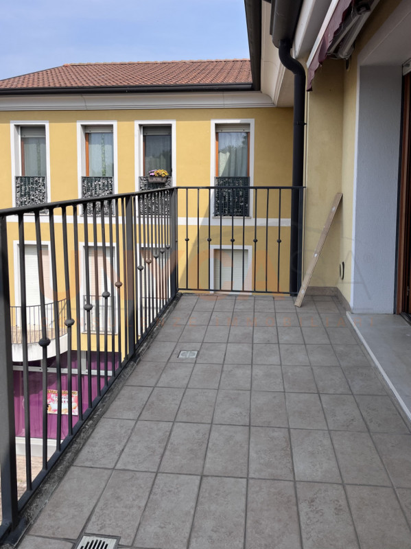 MESTRINO: fraz. Arlesega. Proponiamo in vendita un ampio e luminoso appartamento tricamere.
L'imm...