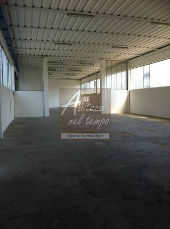 TEZZE SUL BRENTA (VI)

Proponiamo in locazione capannone categoria D/1 di 410 m² con altezza sott...