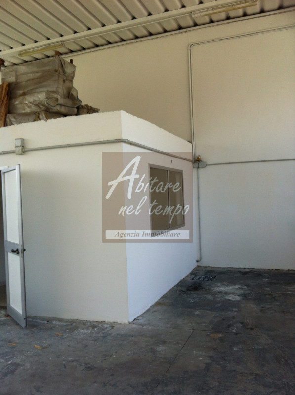 TEZZE SUL BRENTA (VI)

Proponiamo in locazione capannone categoria D/1 di 410 m² con altezza sott...