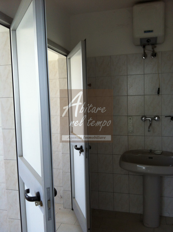 TEZZE SUL BRENTA (VI)

Proponiamo in locazione capannone categoria D/1 di 410 m² con altezza sott...