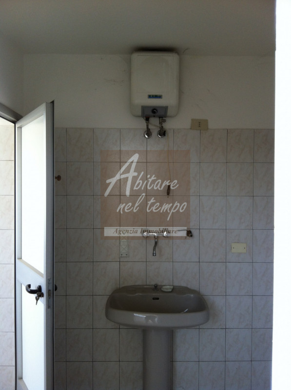 TEZZE SUL BRENTA (VI)

Proponiamo in locazione capannone categoria D/1 di 410 m² con altezza sott...