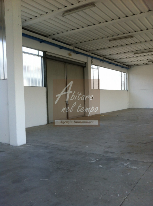 TEZZE SUL BRENTA (VI)

Proponiamo in locazione capannone categoria D/1 di 410 m² con altezza sott...