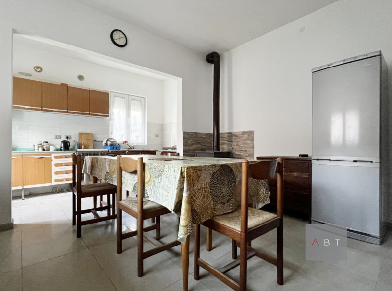 Situata in centro paese, casa singola ristrutturata nel 2024 e composta di: ingresso, cucina, sal...