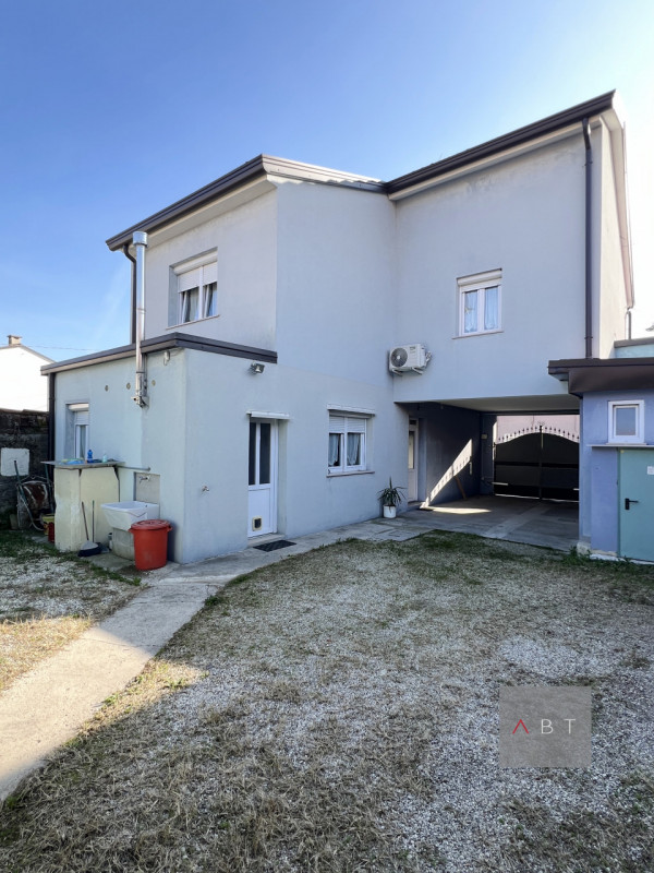 Situata in centro paese, casa singola ristrutturata nel 2024 e composta di: ingresso, cucina, sal...