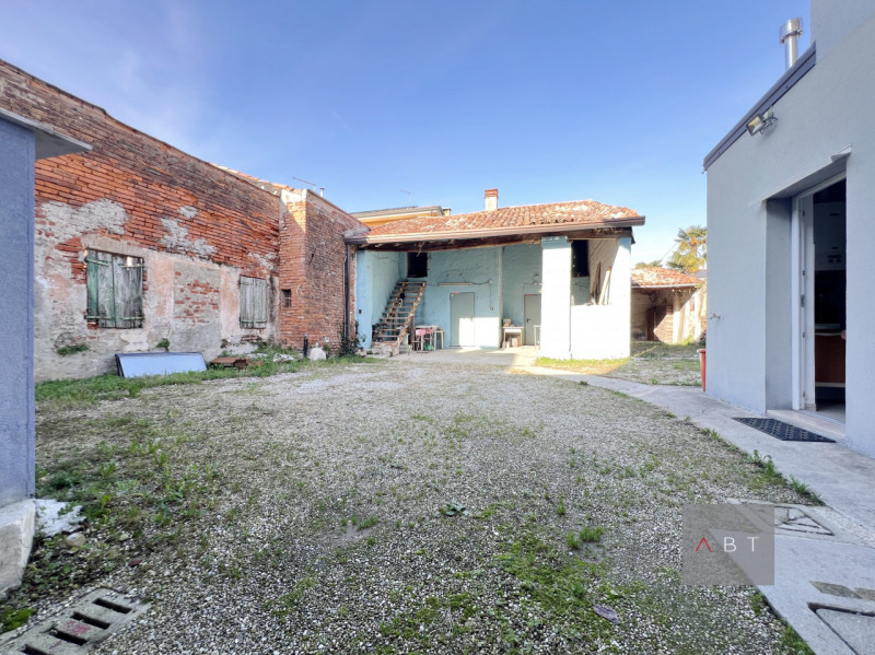 Situata in centro paese, casa singola ristrutturata nel 2024 e composta di: ingresso, cucina, sal...