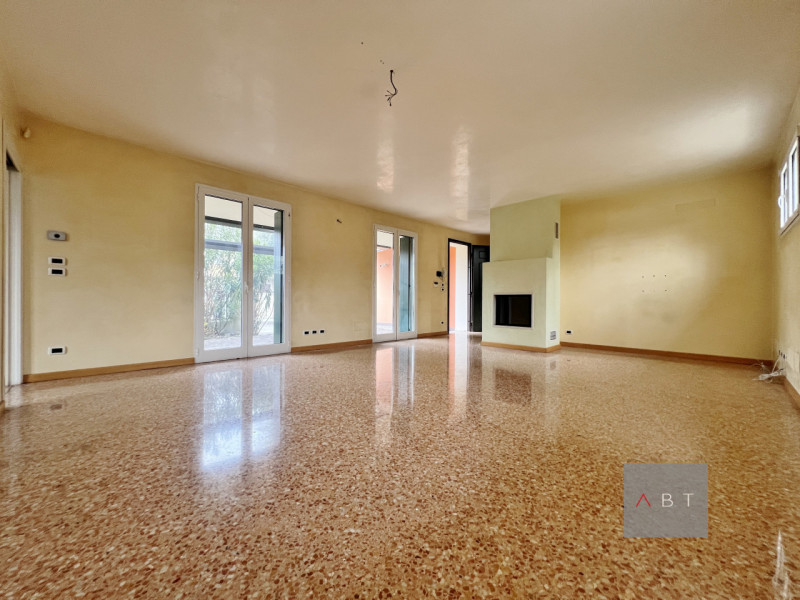Situata in zona Arcella-San Bellino, porzione di trifamiliare di testa ristrutturata nel 2021 e c...