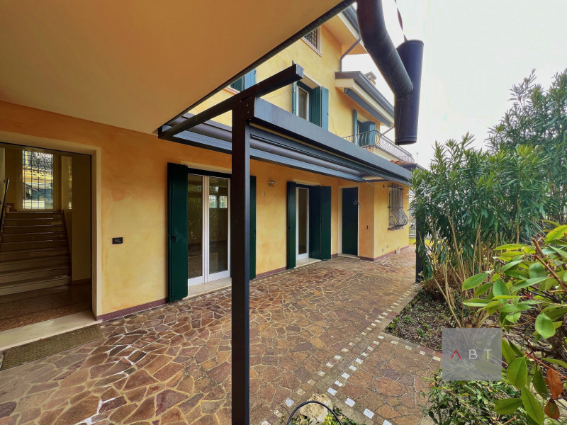 Situata in zona Arcella-San Bellino, porzione di trifamiliare di testa ristrutturata nel 2021 e c...