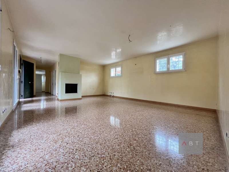 Situata in zona Arcella-San Bellino, porzione di trifamiliare di testa ristrutturata nel 2021 e c...