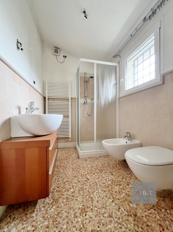 Situata in zona Arcella-San Bellino, porzione di trifamiliare di testa ristrutturata nel 2021 e c...