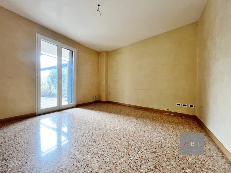 Situata in zona Arcella-San Bellino, porzione di trifamiliare di testa ristrutturata nel 2021 e c...