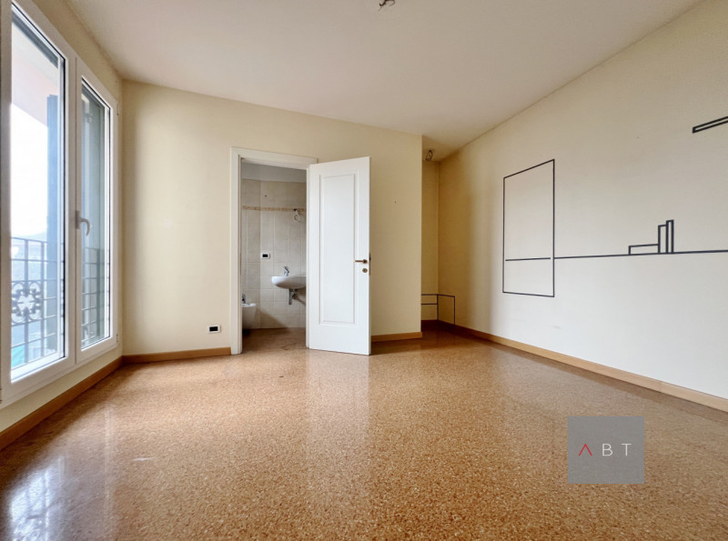 Situata in zona Arcella-San Bellino, porzione di trifamiliare di testa ristrutturata nel 2021 e c...