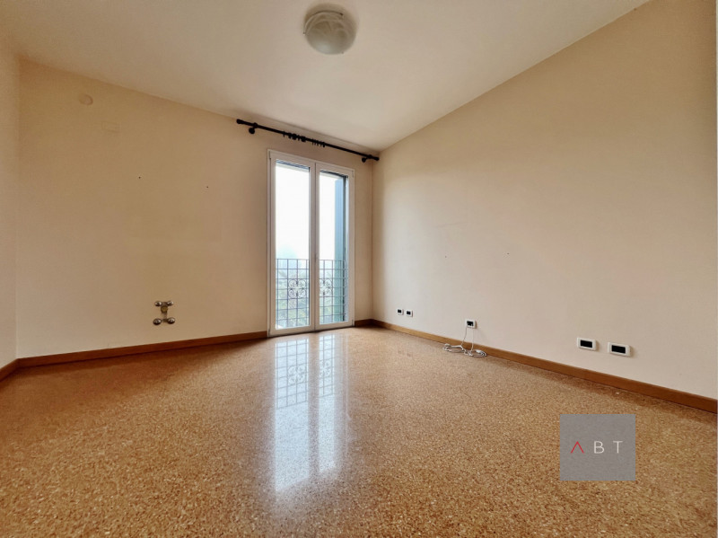 Situata in zona Arcella-San Bellino, porzione di trifamiliare di testa ristrutturata nel 2021 e c...