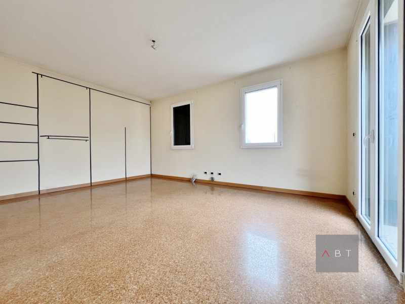 Situata in zona Arcella-San Bellino, porzione di trifamiliare di testa ristrutturata nel 2021 e c...