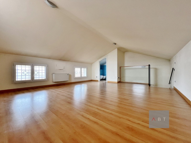 Situata in zona Arcella-San Bellino, porzione di trifamiliare di testa ristrutturata nel 2021 e c...