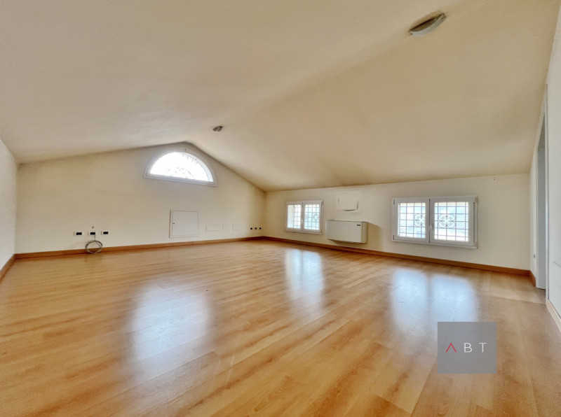 Situata in zona Arcella-San Bellino, porzione di trifamiliare di testa ristrutturata nel 2021 e c...