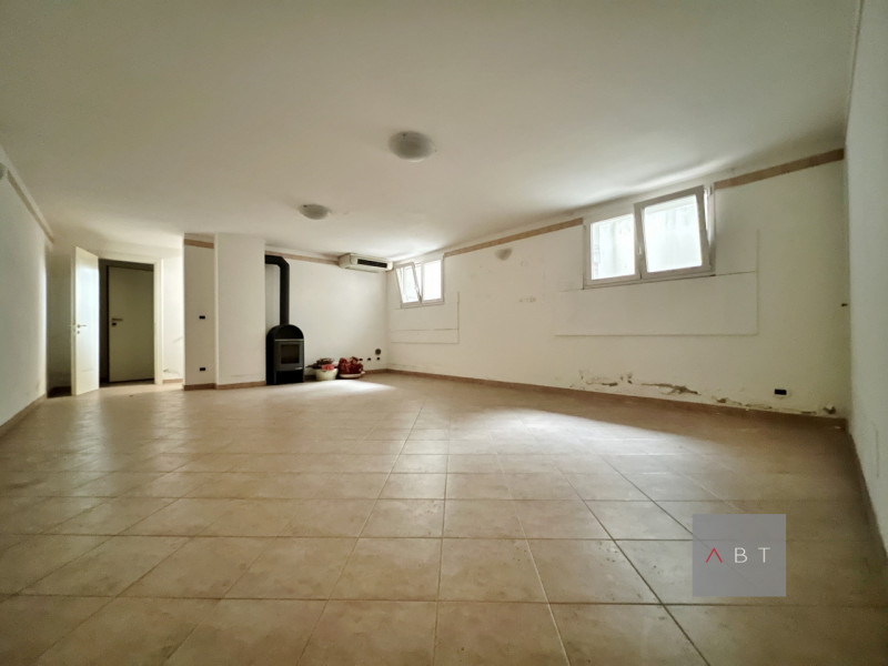 Situata in zona Arcella-San Bellino, porzione di trifamiliare di testa ristrutturata nel 2021 e c...