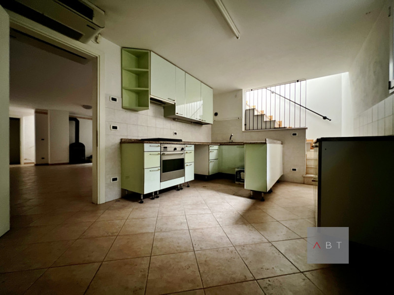 Situata in zona Arcella-San Bellino, porzione di trifamiliare di testa ristrutturata nel 2021 e c...