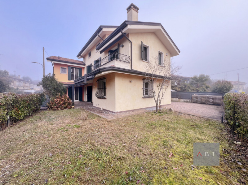 Situata in zona Arcella-San Bellino, porzione di trifamiliare di testa ristrutturata nel 2021 e c...