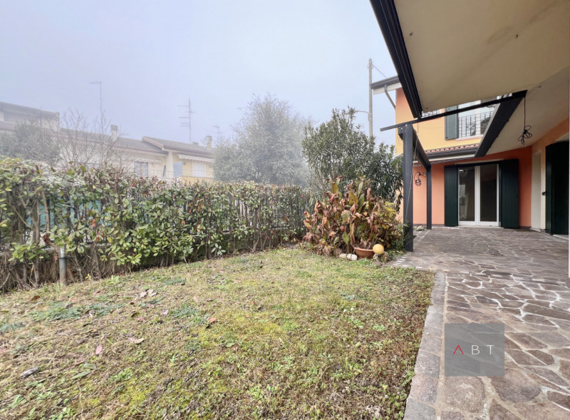 Situata in zona Arcella-San Bellino, porzione di trifamiliare di testa ristrutturata nel 2021 e c...