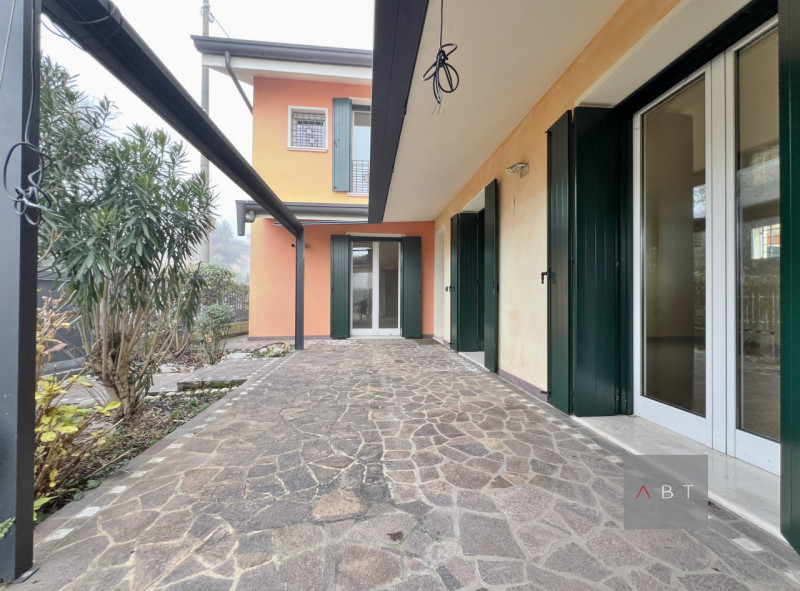 Situata in zona Arcella-San Bellino, porzione di trifamiliare di testa ristrutturata nel 2021 e c...