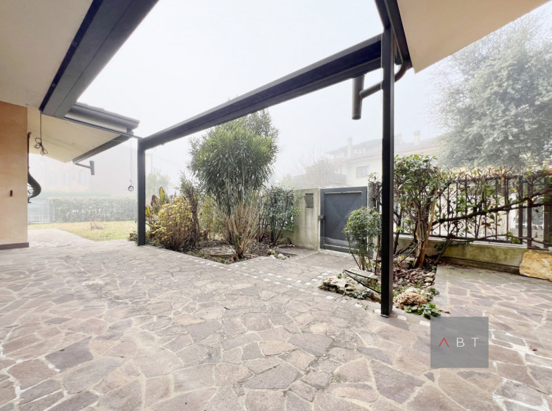 Situata in zona Arcella-San Bellino, porzione di trifamiliare di testa ristrutturata nel 2021 e c...