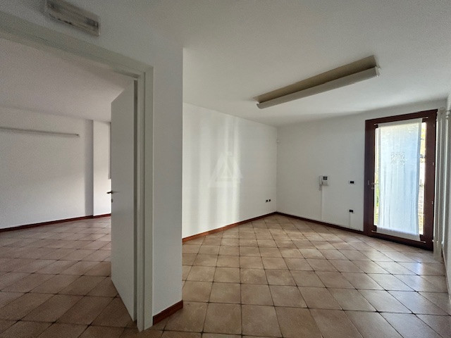 L'Agenzia IRIS propone in vendita una soluzione cielo terra situata nella zona centralissima di C...