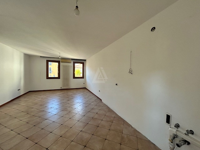 L'Agenzia IRIS propone in vendita una soluzione cielo terra situata nella zona centralissima di C...