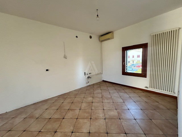 L'Agenzia IRIS propone in vendita una soluzione cielo terra situata nella zona centralissima di C...