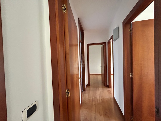 L'Agenzia IRIS propone in vendita una soluzione cielo terra situata nella zona centralissima di C...