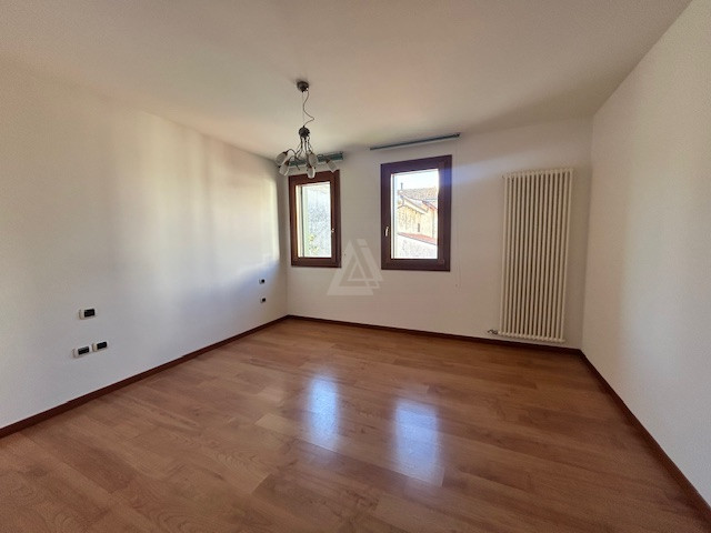 L'Agenzia IRIS propone in vendita una soluzione cielo terra situata nella zona centralissima di C...