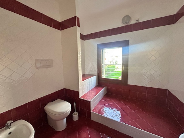 L'Agenzia IRIS propone in vendita una soluzione cielo terra situata nella zona centralissima di C...