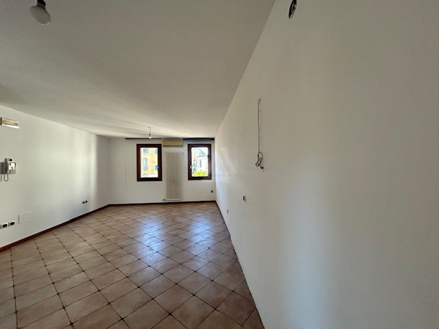 L'Agenzia IRIS propone in vendita una soluzione cielo terra situata nella zona centralissima di C...