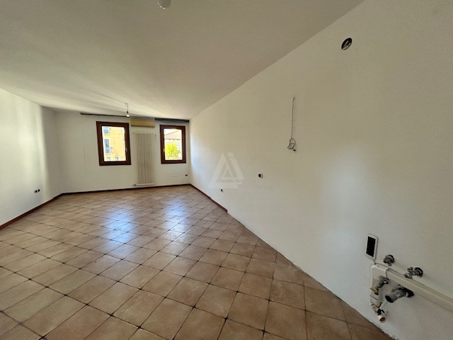 L'Agenzia IRIS propone in vendita una soluzione cielo terra situata nella zona centralissima di C...