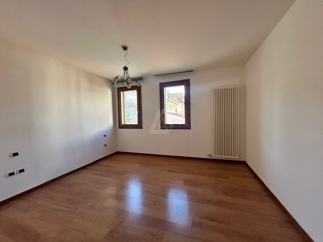 L'Agenzia IRIS propone in vendita una soluzione cielo terra situata nella zona centralissima di C...