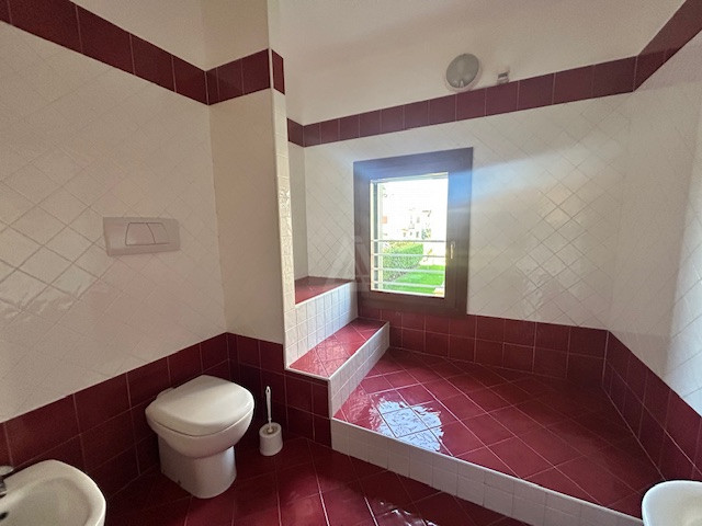 L'Agenzia IRIS propone in vendita una soluzione cielo terra situata nella zona centralissima di C...