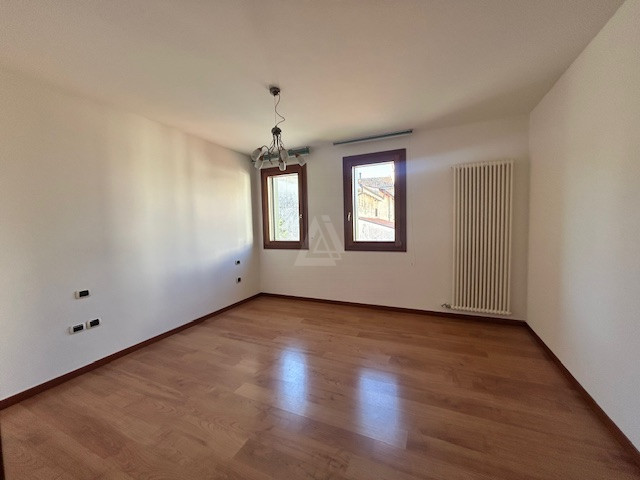 L'Agenzia IRIS propone in vendita una soluzione cielo terra situata nella zona centralissima di C...