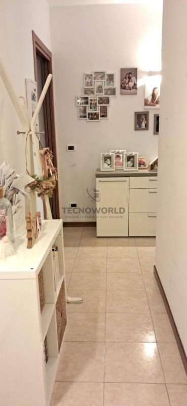 Scopri questo splendido appartamento situato al secondo e ultimo piano di un condominio servito d...