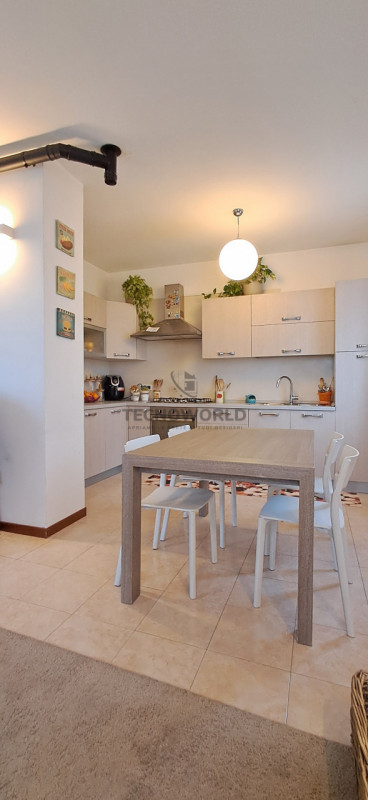 Scopri questo splendido appartamento situato al secondo e ultimo piano di un condominio servito d...