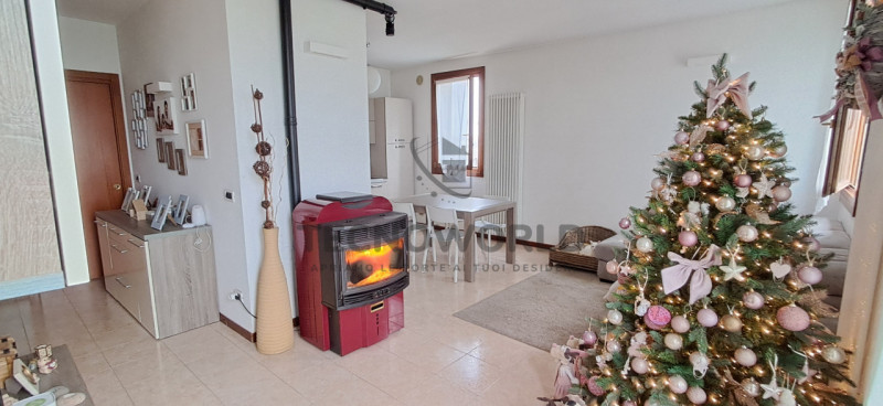 Scopri questo splendido appartamento situato al secondo e ultimo piano di un condominio servito d...