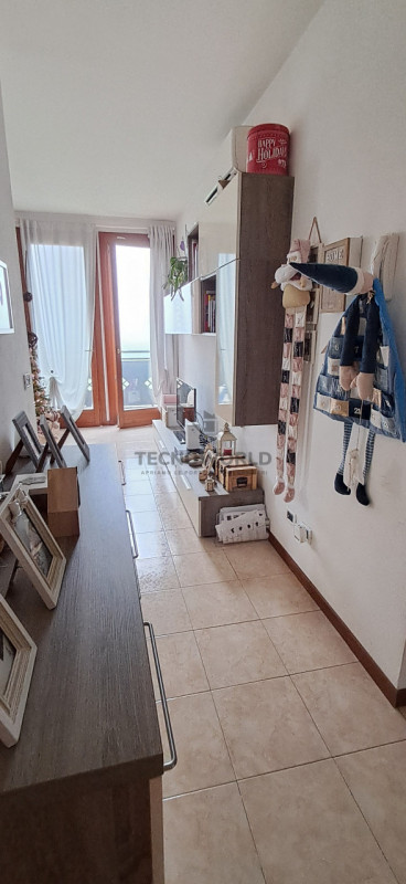 Scopri questo splendido appartamento situato al secondo e ultimo piano di un condominio servito d...