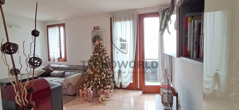 Scopri questo splendido appartamento situato al secondo e ultimo piano di un condominio servito d...