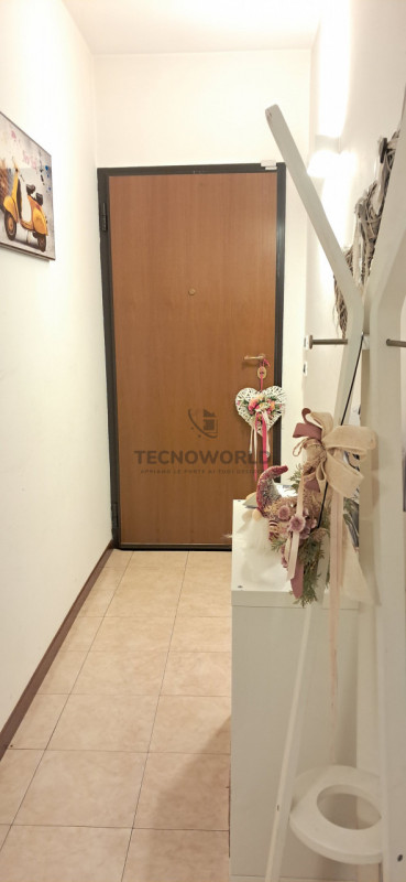 Scopri questo splendido appartamento situato al secondo e ultimo piano di un condominio servito d...