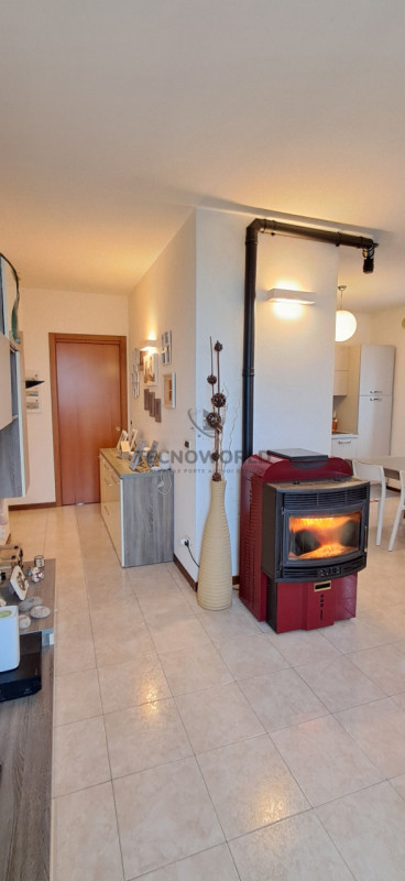 Scopri questo splendido appartamento situato al secondo e ultimo piano di un condominio servito d...