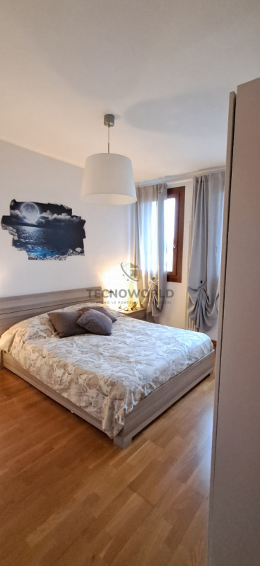 Scopri questo splendido appartamento situato al secondo e ultimo piano di un condominio servito d...