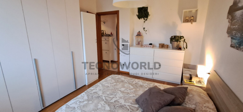 Scopri questo splendido appartamento situato al secondo e ultimo piano di un condominio servito d...