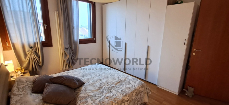 Scopri questo splendido appartamento situato al secondo e ultimo piano di un condominio servito d...